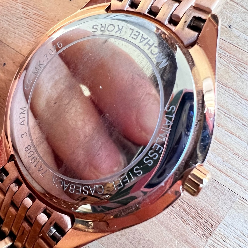 Michael Kors Mindy ladies gold tone mother of pearl dress watch NEW BATTERY - Picture 4 of 7